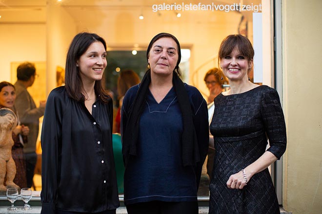 Galeristin Felicitas Vogdt und Künstlerin Aurore de la Morinerie mit Kuratorin Dr. Sonja Lechner