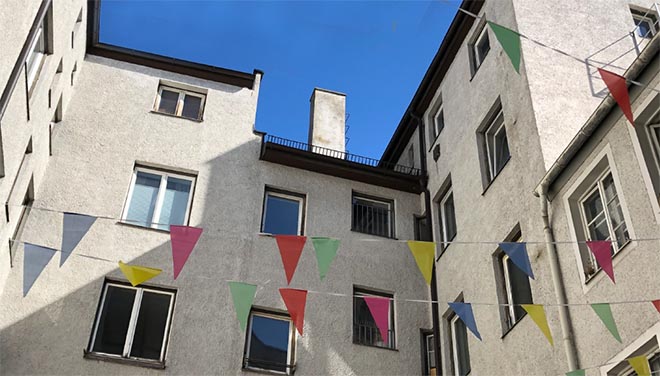 Hinter dieser unscheinbaren Fassade der Adalbertstrasse 23 vermutet man keine Bar! Fotocredit: AMORE BAR