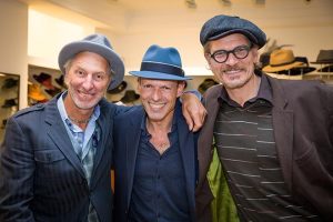 Lässige Hut-Party in München: Mann trägt wieder Hut