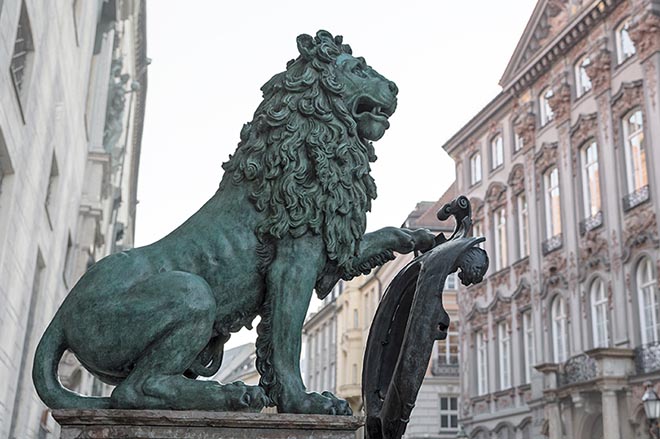 Die beiden Löwen vor der Residenz gehören zu den vier Glücks-Denkmälern, an welchen auch jede Menge Bakterien haften. Fotocredit: 