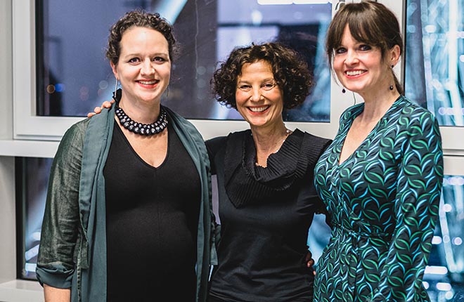 Dr. Martina Taubenberger, Tatjana Busch mit Dr. Sonja Lechner in der Whitebox. Fotocredit: Lia Saile