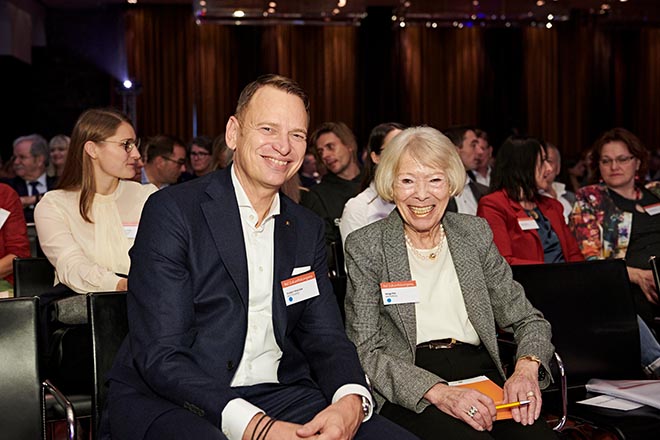 Betten Rid CEO Robert Waßolek mit Helga Rid. Mit ihrem Ehemann gründete sie vor 30 Jahren die Rid Stiftung. Fotocredit: Jan Schmiedel