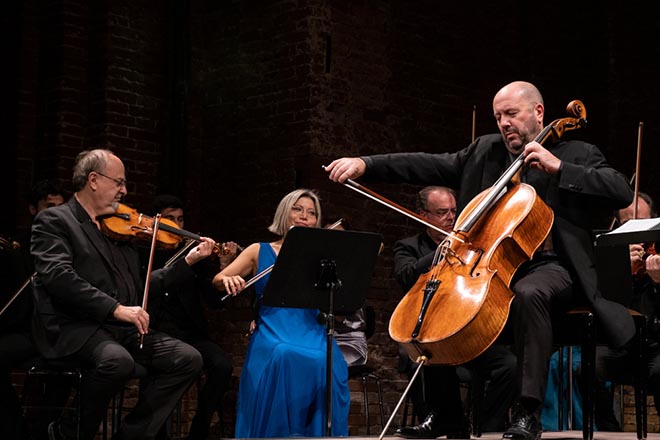 Enrico Dindo aus Pavia spielt ein Cello von Pietro Giacomo Rogeri von 1717 (ex Piatti), welches ihm von der Pro Canale Stiftung zur Verfügung gestellt wurde. Fotocredit: Marco Rognoni