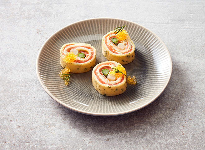 Weihnachtsmenü Gang I: Kräutercrepes-Wildlachsröllchen (S. 106 Kapitel Backen). Fotocredit: Thorsten Kleine Holthaus