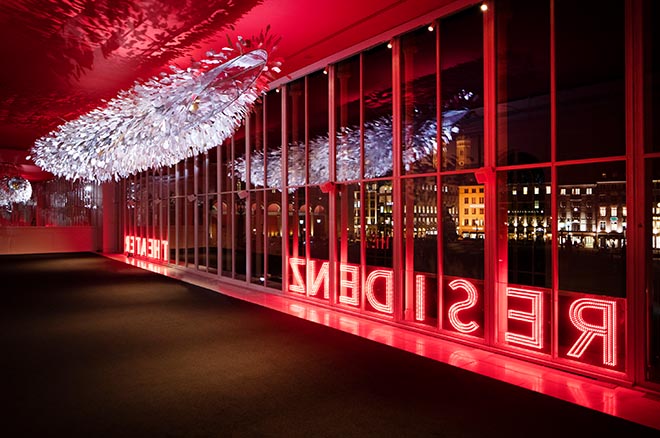 «Silver Cloud» von Ingo Maurer im Foyer «Zur Schönen Aussicht», Residenztheater 2019 © Simon Koy