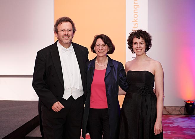 Stiftungskongress-Gäste Chefdirigent der Bayerischen Philharmonie, Mark Mast - hier mit Stiftungsvorständin Michaela Pichlbauer und Pianistin Katharina Khodos. Fotocredit: Jan Schmiedel