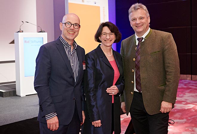 Rid Zukunftskongress (v.l.n.r.): Prof. Dr. Klaus Gutknecht (elaboratum), Michaela Pichlbauer (Rid Stiftung) mit Roland Weigert (Staatssekretär). Fotocredit: Jan Schmiedel