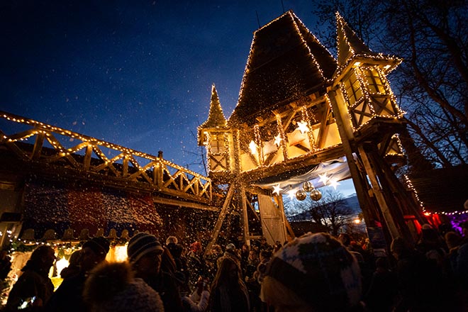 Ein Eingang wie im Märchen: Der Christkindlmarkt auf Schloss Kaltenberg ist einfach nur zauberhaft und gehört zum Pflichtprogramm in der Vorweihnachtszeit! Fotocredit: KWincha