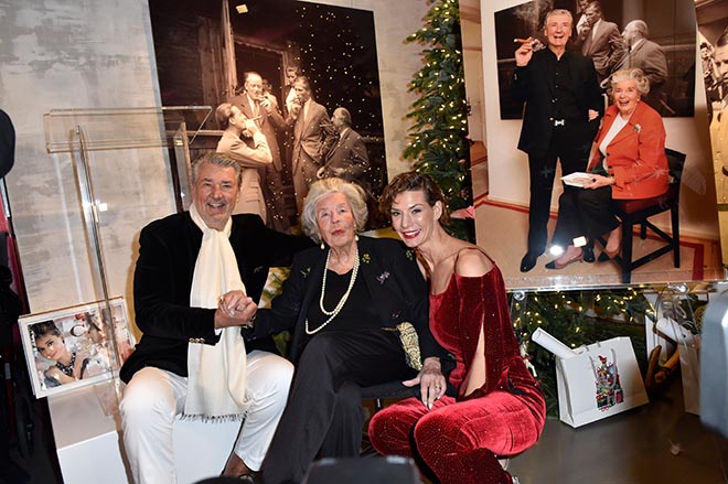 Dirk Kronsbein, Manni zu Sayn Wittgenstein und Sarah Kronsbein anlässlich der Christmas Benefiz Ausstellungseröffnung in der Galerie Kronsbein, München. Foto: BrauerPhotos/S. Brauer