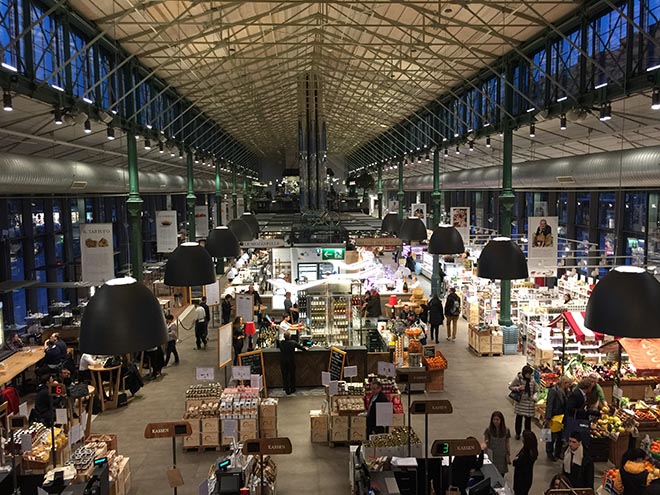 Auf der Empore von Eataly in der Schrannenhalle findet der außergewöhnliche Weihnachtsmarkt statt.