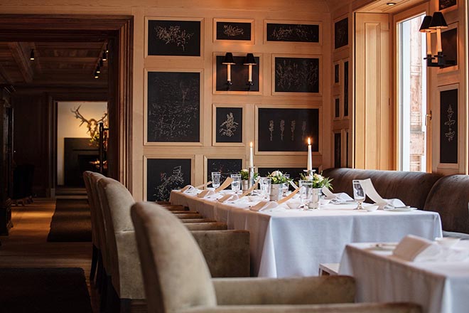 Für das Almhof Restaurant hat der Künstler Christian Thanhäuser ein Holzschnitt-Herbarium geschaffen. Fotocredit: Klaus Vyhnalek