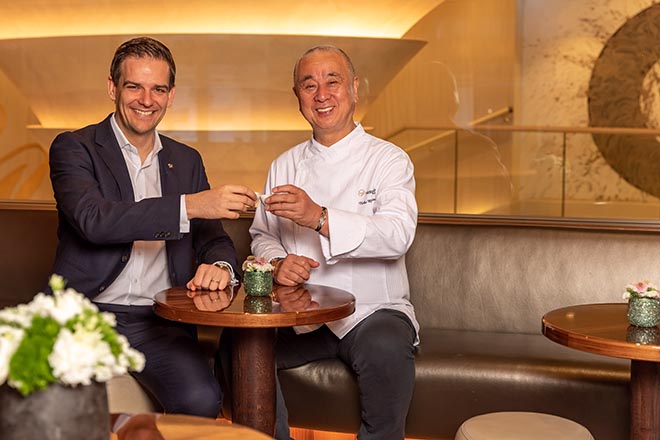 Mandarin Oriental Munich-Hoteldirektor Dominik G. Reiner und Nobu laden gemeinsam zum NOBU FOODFESTIVAL. Fotocredit: Vadim Kretschmer