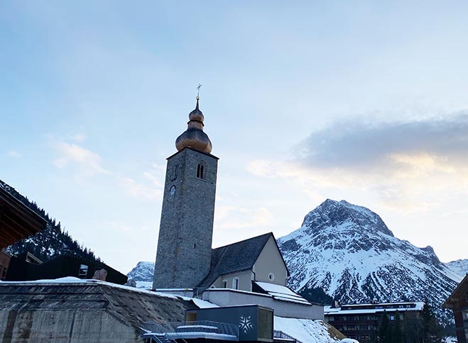 Blick auf den Kirchenhügel von Lech und den Omesberg. Am Arlberg ist hier das nächste größte Bauprojekt geplant.