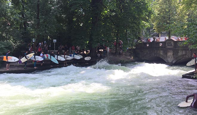 Egal zu welcher Jahreszeit und zu welcher Uhrzeit: Man trifft immer auf Surfer an der Eisbachwelle neben dem Haus der Kunst.