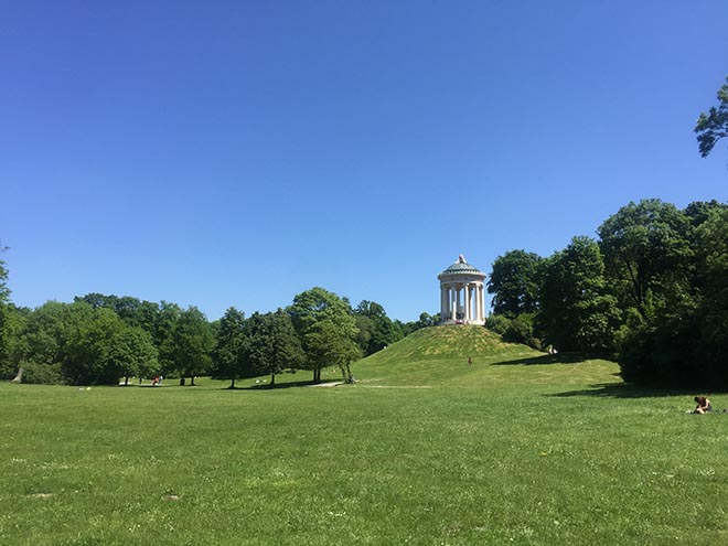 Nicht weit von den Eisbachsurfern: Monopteros im Englischen Garten