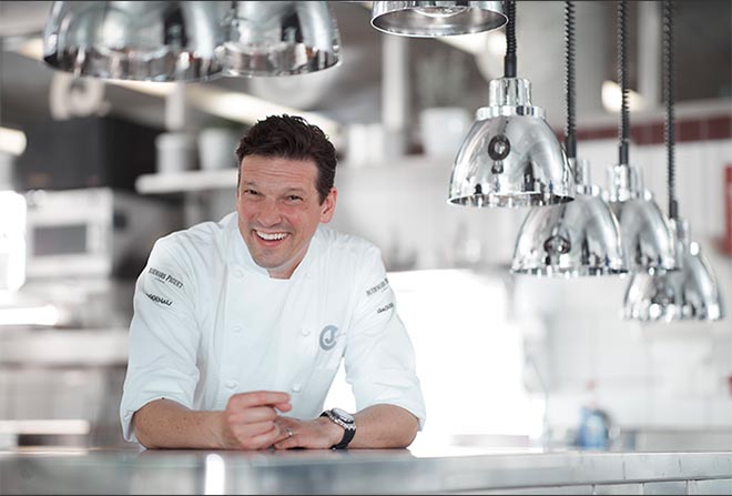 Gerade wieder drei Sterne vom Michelin Guide erhalten: Christian Jürgens kommt zu ausgewählten Genussveranstaltungen in den Gaggenau Showroom nach München. Fotocredit: Jan Greune