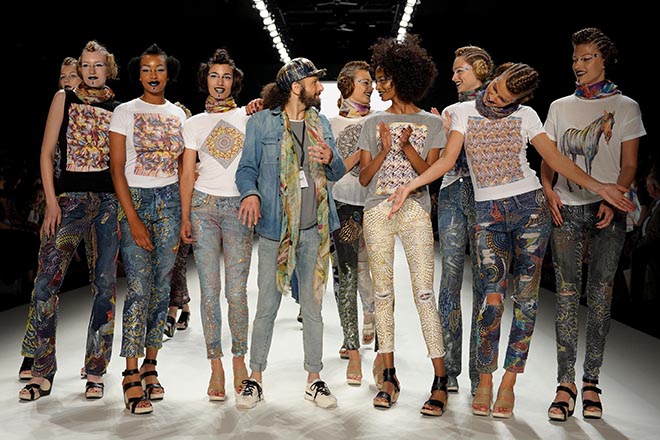 Johny Dar mit seinen Jeans-Models auf der Berliner Fashion Week. Secondhand Jeans Projekt. Fotocredit: Johny Dar