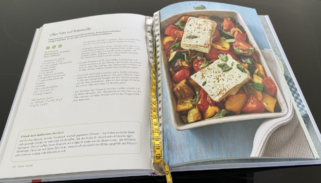 Die 60 Rezepte sind jeweils mit Beschreibung und Bild im Buch '1.000 Ausreden zum Abnehmen' dargestellt. Beispiels-Seite 118: Ofen-Feta auf Ratatouille