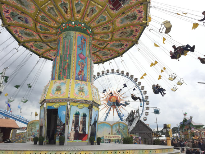 Bevor es zum Oktoberfest im Herbst auf der Münchner Theresienwiese abgeht, findet immer drei Wochen lang Ende April - Anfang Mai die Frühlingswiesn statt.