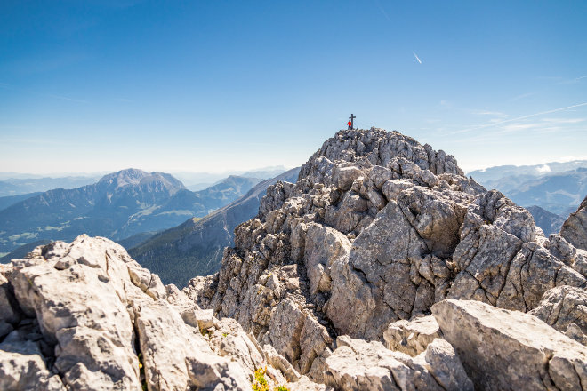 Der Hochkalter in den Berchtesgadener Alpen ist mit 2.607 Metern einer der höchsten Berge Deutschlands. Im Hintergrund die Nordflanke des Watzmann, rechts das Steinerne Meer. Bildnachweis: Berchtesgadener Land Tourismus/Florian Schönbrunner