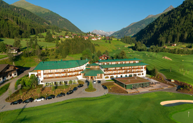 Eine ganze Flotte hoteleigener, nagelneuer Porsche 911 Carrera Cabrios steht für die Hotelgäste bereit. Fotocredit: Defereggental Hotel Hamacher Hotels