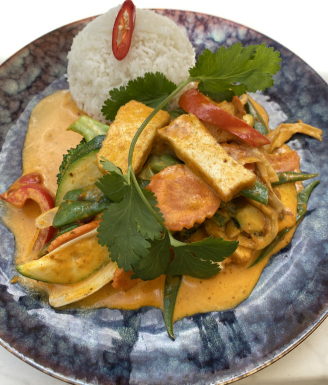 Eins der vier vegetarischen Hauptgerichte auf der Karte vom Restaurant Indochine im Ingolstadt Village: Tofu Curry