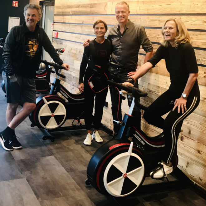 Ab 8. Juni sind offiziell wieder Münchens Fitnessstudios auf. Schauspieler Timothy und Andrea L sieht man jetzt wieder öfters in ihren Club Prime Time Fitness. Fotocredit: Sabine Brauer, BrauerPhotos