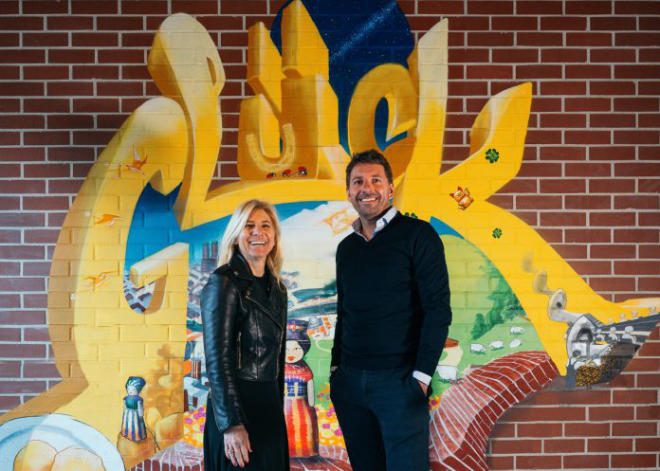 Die Geschwister Sabrina und Alessandro Gambino in der Lobby ihres neuen Hotels im Münchner Werksviertel vor der Arbeit "Das Glück" des Graffiti-Künstlers Loomit. (Bild: gambino consulting/Oliver Florian gambino hotels 