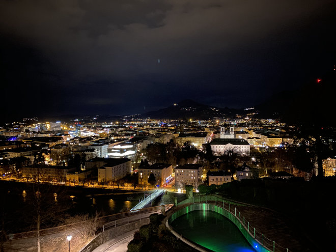 Traumhafter Nachtblick auf Salzburg. Vom neuen Infinity-Pool (grün beleuchtet!) hat man eine weitere Perspektive auf die Mozartstadt. 