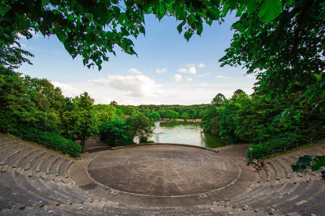 Die Seebühne ist am Nordufer ein halbrundes Amphitheater aus Naturstein und gilt als einer der schönsten Open Air Veranstaltungsorte mit 1.200 Plätzen. Perfekt für Open-Air-Kino Kino, Mond und Sterne