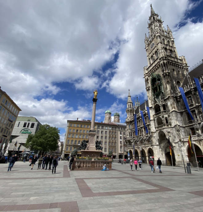 Quarantäne und Lockdown ließen München still stehen. Das Bild zeigt den Marienplatz lang nach dem Lockdown. Langsam kommen die Touristen wieder zurück!