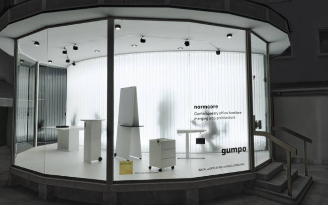 Außergewöhnlich inszeniert: Relvãokellermann präsentiert im Böhmler Pavillon einzelne Büromöbel aus der Normcore Kollektion wie in einer White Box. Copyright: gumpo