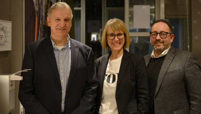 Diskutierten über neue Wohnkonzepte (v.l.n.r.): Peter Mechtold (Space Founder), Anita Güpping (Journalistin) und Thomas Schmölz (Kobe Interior Fabrics). Fotocredit: Heinz von Heydenaber