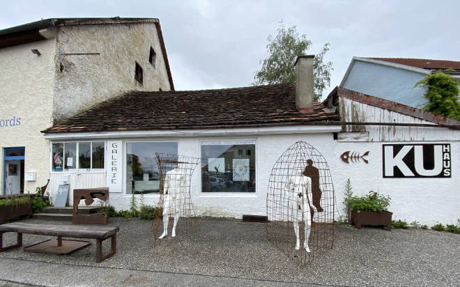 Auszeit Murnau: Im Ku Haus mitten in Murnau startet die außergewöhnliche Kunst- und Kulinarik-Tour als kleine Auszeit Murnau. Die beiden Figuren halten den obligatorischen Corona-Sicherheitsabstand. 