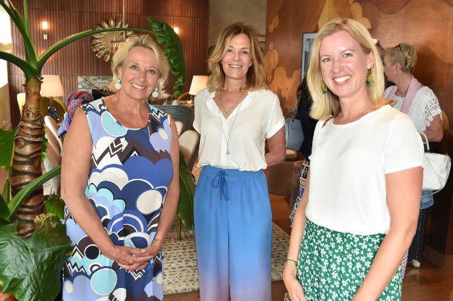 Mon Müllerschön mit Marianne Wille und deren Tochter Julia Dengler. LOEWE BOUTIQUE Fotocredit: BrauerPhotos / G.Nitschke für Ingolstadt Village