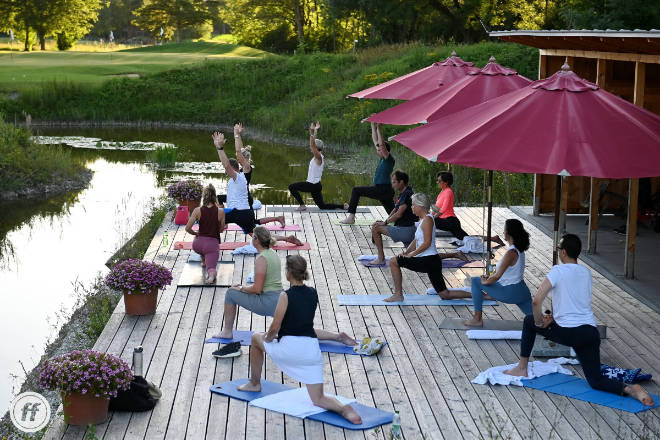 Auf dem Sonnendeck laden Liegen und Sonnenschirme ein, sich wie im Strandurlaub zu fühlen. Einmal in der Woche schauen die Fitnesswilligen für Yoga im Golfclub vorbei und