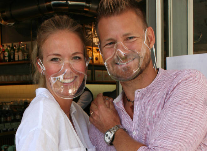 Stephanie und Gregor Teicher lieben diese Mundschutz Maske. Ein sichtbares und schönes Lächeln darf man eben nicht hinter einer unsichtbaren Maske verstecken.