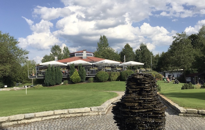 Erst die offenen Sonnenschirme zeigen die Dimension der Sonnenterrasse vom Golfpark Aschheim, welche zur schönsten Terrasse Münchens zählt. Fotocredit: ExklusivGolfen