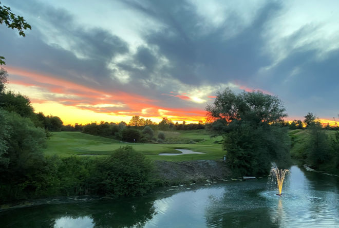 Sonnenuntergang an Bahn 15 vom Golfpark München Aschheim