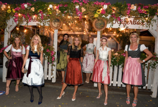 Käferschänke in der Prinzregentenstraße (v.l.n.r.): Alessandra Geissel, Nadja Anna Fürstin Schaumburg-Lippe, Jeanette Graf und Sandra Abt (Alpenherz), Carolin Nicola Henseler, Darya Strelnikova, Maria Höfl-Riesch. Foto: Schneider-Press/W.Breiteneicher