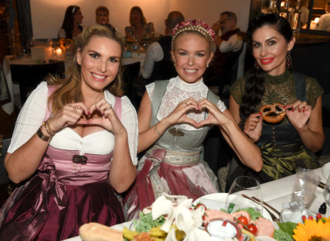 Alessandra Geissel mit Carolin Nicola Henseler und Jeanette Graf. Foto: Schneider-Press/W.Breiteneicher