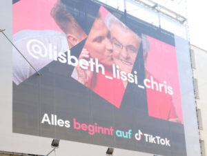 TikTok-Stars aus Bayern: 92-jährige Oma Lissi mit Enkel Chris