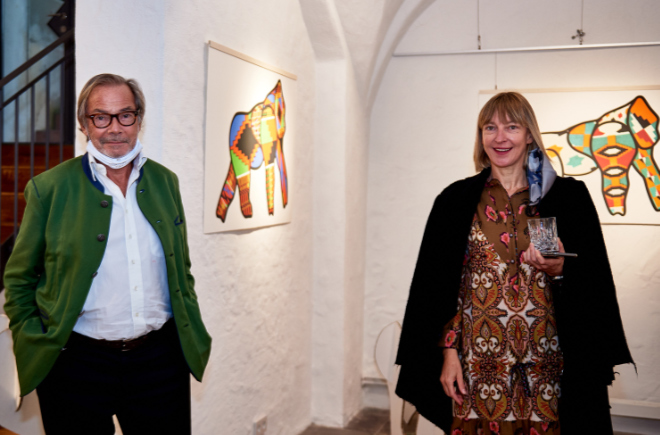 Unternehmer und Kunstförderer Didier Guillon zeigt Yvonne Wirsing (ExklusivMünchen) mit Corona-Sicherheits-Abstand die über 20 Kunstwerke im 'La Maison Valmont'