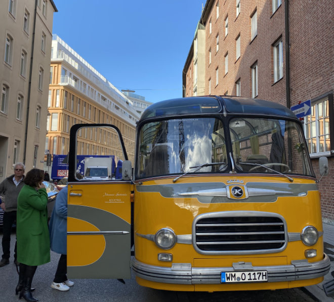 Mit Oldtimerbus ging es zu den Stoff Frühling Locations.