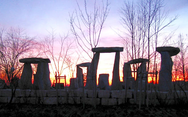 In mehrmonatiger Bauzeit hat der Landschaftsgärtner Werner Wick den inneren Kreis der Steinmonumente von Stonehenge nachgebaut. Nicht weniger als 63 Tonnen wiegt der schwerste der Granitblöcke. Foto: obx-news/Werner Wick