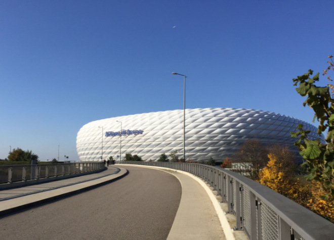 Die Allianz-Arena färbt sich ROT, wenn ein FC Bayern - Spiel ist und erstrahlt in BLAU, wenn 1860 München Fussball spielt.