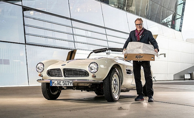 Sterneküche to go: Das Los entscheidet darüber, welcher Gast die exquisite Lieferung per Bobby Bräuer im Oldtimer der BMW Group Classic zu Hause in Empfang nehmen darf.