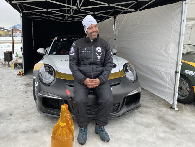 Aus dem Ice Race Fahrerlager: Hotelier Matthias Laimer war bereits das zweite Mal beim neu aufgelegten Porsche-Rennen mit seinem Team am Start.