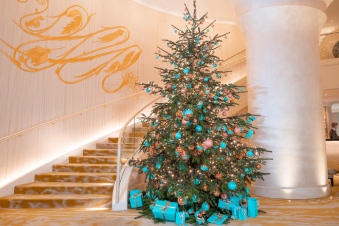 In Kooperation mit Tiffany & Co. erstrahlt der Weihnachtsbaum im typischen Tiffany Blau mit Akzenten in Roségold.