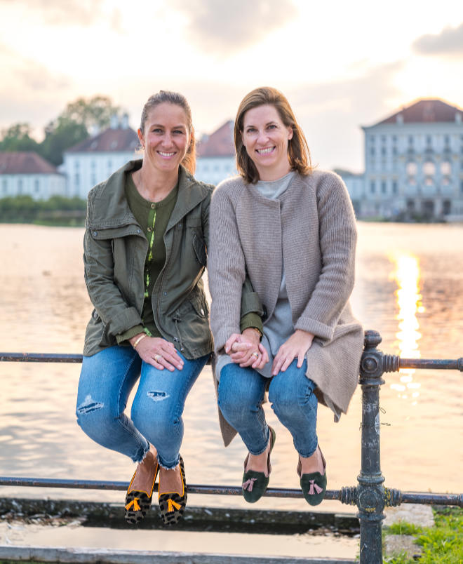 Ein perfekter Frauen-Schuh ist eine Wissenschaft für sich! Isabelle Schütte (li.) und Amelie Thyssen (re.) haben den 'Tasselloafer und Boots-Code' definitiv geknackt ! Fotocredit: belle amie